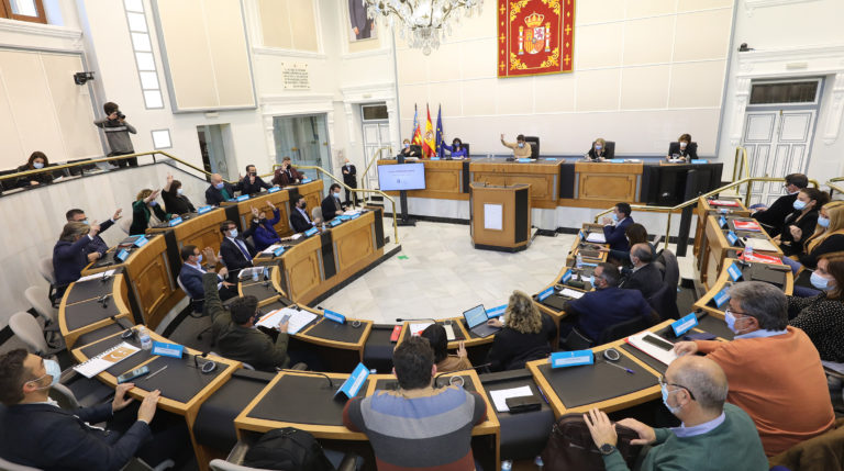 La Diputación de Alicante saca adelante su presupuesto con la abstención de Compromís y el voto en contra del Grupo Socialista