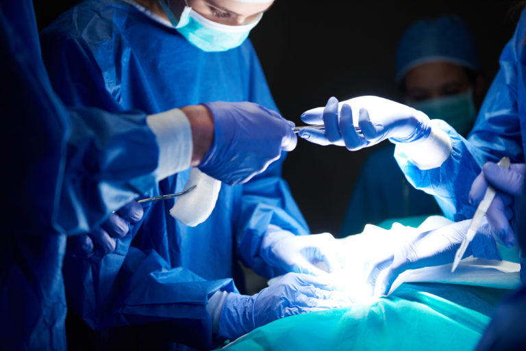 La lista de espera quirúrgica baja 13 días en un mes y 26 en un año, y es la más baja desde que comenzó la pandemia