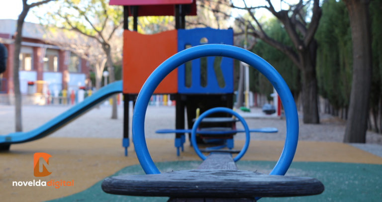 Mantenimiento de Ciudad realiza mejoras en la zona de juegos de la Escuela de Educación Infantil Carmen Valero