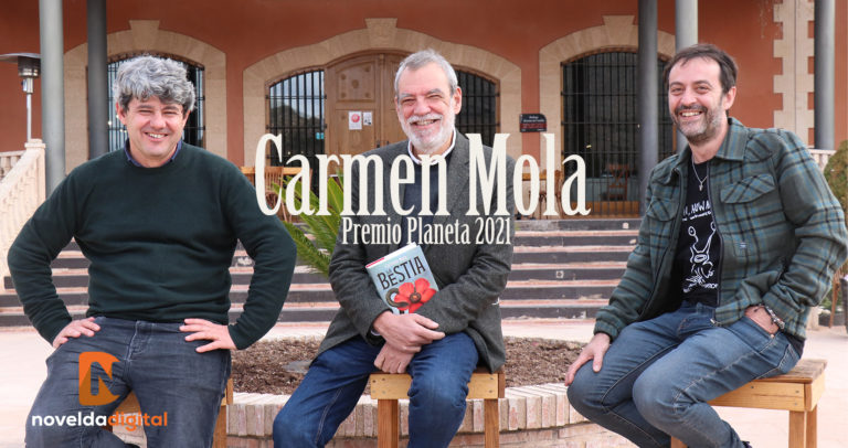 Los escritores detrás del éxito literario ‘Carmen Mola’ visitan Novelda