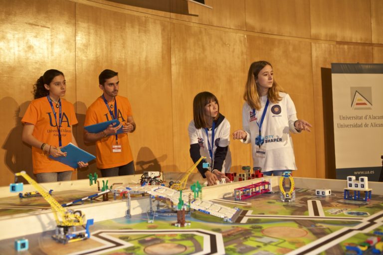 La competición de robótica FIRST LEGO League Alicante se celebra este sábado en la Facultad de Educación de la UA