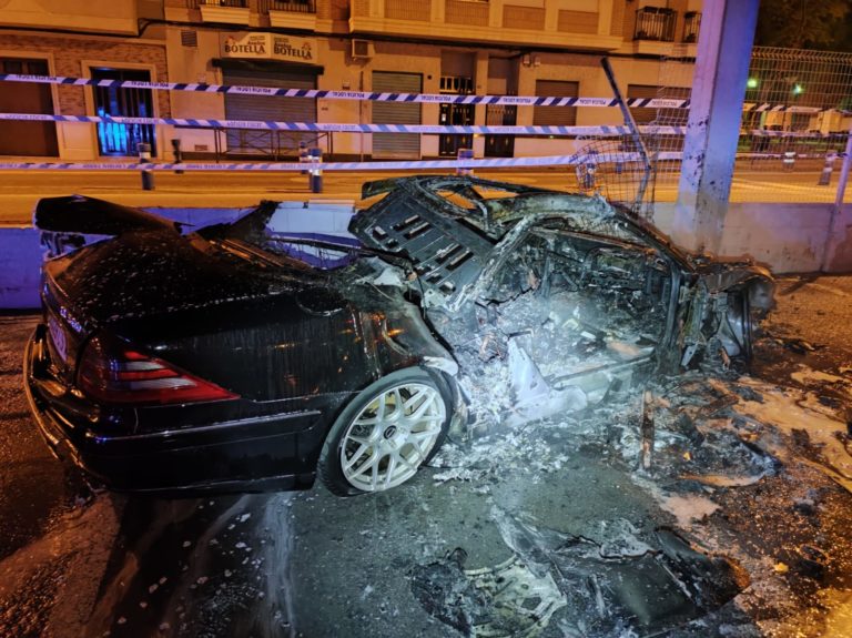 Espectacular accidente de coche en las calles de Novelda y fuga de los ocupantes