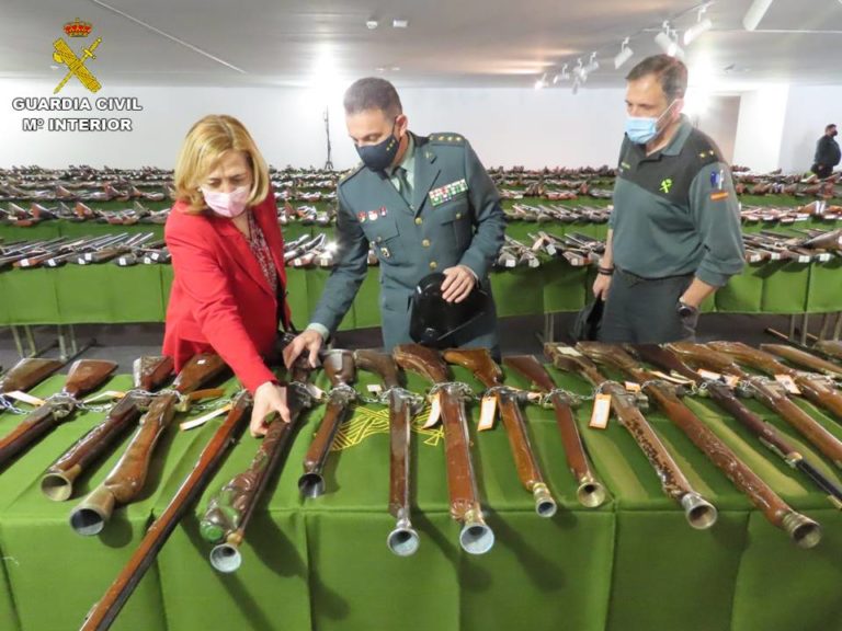 El Coronel de la Comandancia de Alicante visita la última exposición de armas de la Guardia Civil en la provincia