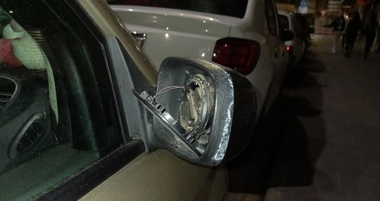 Varios menores destrozan los retrovisores de cuatro coches en Novelda