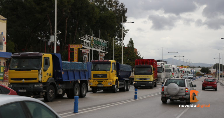 La huelga de transportistas colapsa la entrada a Novelda y sus principales avenidas