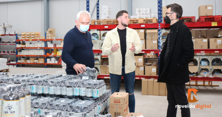 El alcalde visita las instalaciones de la empresa noveldense Dietconsum
