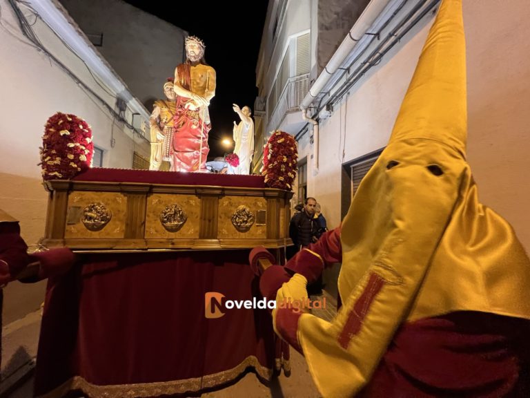 La Cofradía Ecce Homo traslada el trono que lleva su nombre hasta la capilla del Sagrado Corazón
