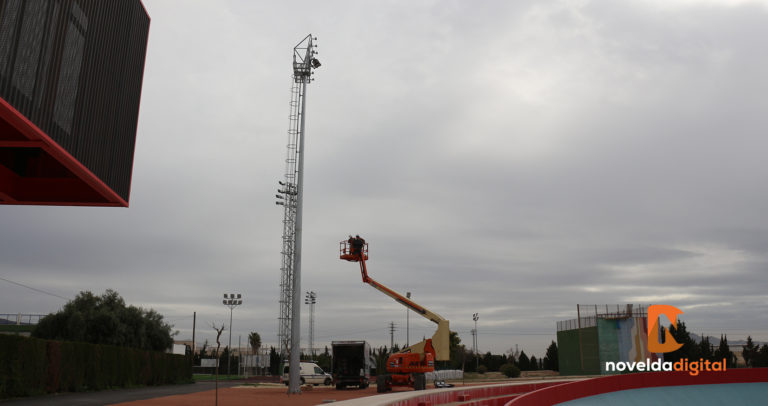 Comienza la instalación de la iluminación del Velódromo Luis Navarro Amorós