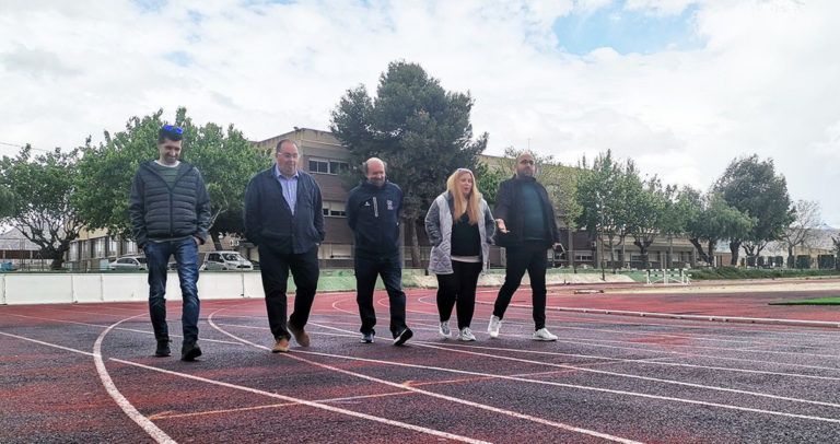 Novelda presenta a la Federación el proyecto de mejora y homologación de las pistas de atletismo