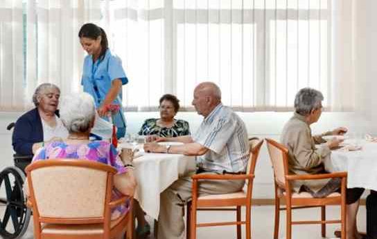 Igualdad licita la contratación de 7.100 plazas en centros residenciales para personas mayores