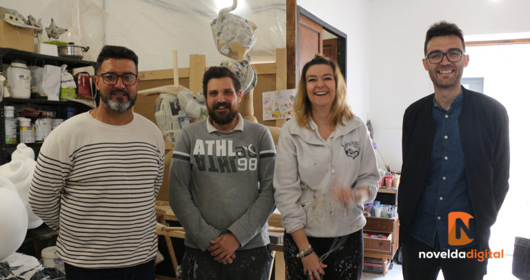 El alcalde visita el taller de SuperArte, maestros artesanos de Fallas y Hogueras
