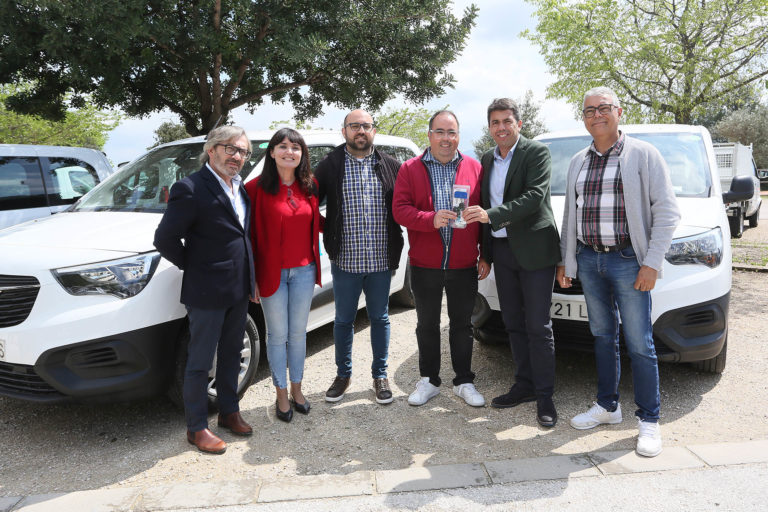 Novelda recibe dos vehículos eléctricos donados por la Diputación Provincial