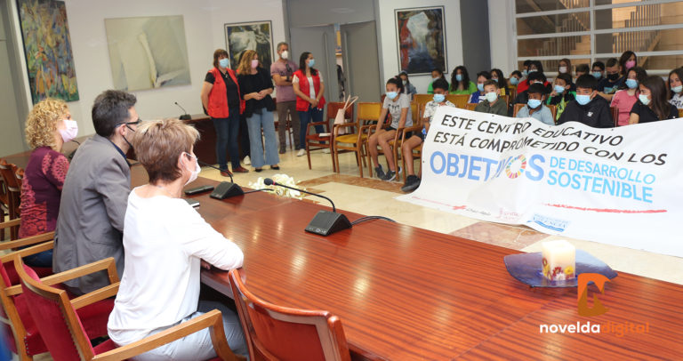 Alumnado del CEIP Jorge Juan presenta en el Ayuntamiento propuestas para una Novelda más sostenible, inclusiva y segura