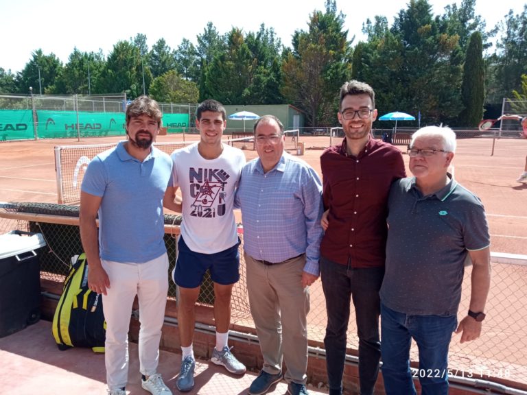 El alcalde y el concejal de deportes junto al profesor de tenis José Luís Sánchez visita la  academia de tenis de Juan Carlos Ferrero y departen con el tenista del momento Carlitos Alcaraz