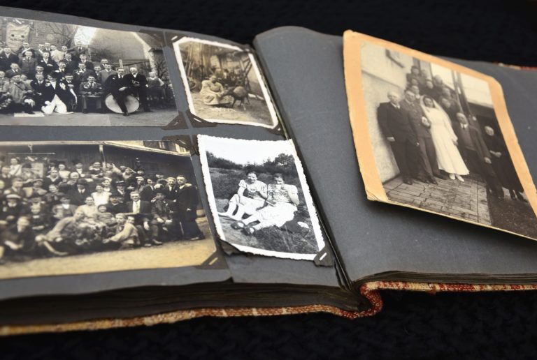 Una persona encuentra en Novelda un álbum de fotos con más de 10.000 euros escondidos en su interior