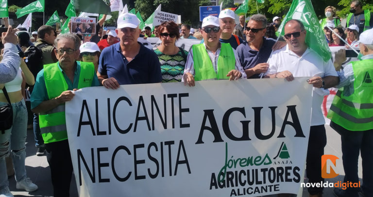 Más de 4.000 personas apoyan la manifestación en reivindicación de agua de calidad, precios justos y futuro para el campo levantino