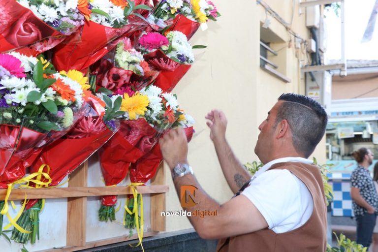 Los vecinos de La Estación realizan la ofrenda de flores a San Pascual