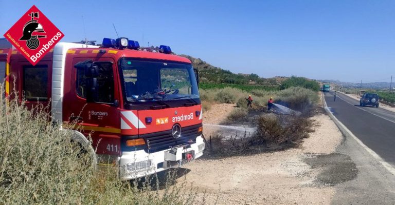 La rápida actuación de los Bomberos evita la propagación de un incendio en la carretera que une Novelda y Monóvar