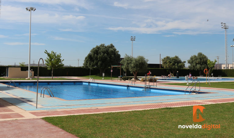 La Policía Local de Novelda detecta a un mirón en los exteriores de las piscinas municipales autocomplaciéndose