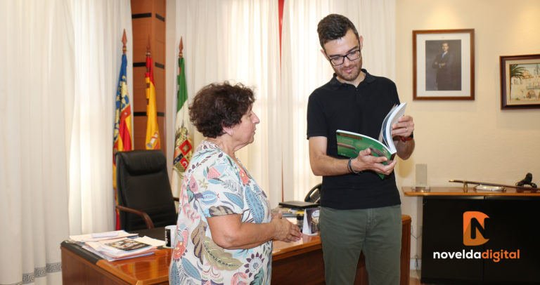 El alcalde recibe el primer ejemplar de la revista Betania 2022 de manos de Concha Navarro, la directora de esta edición