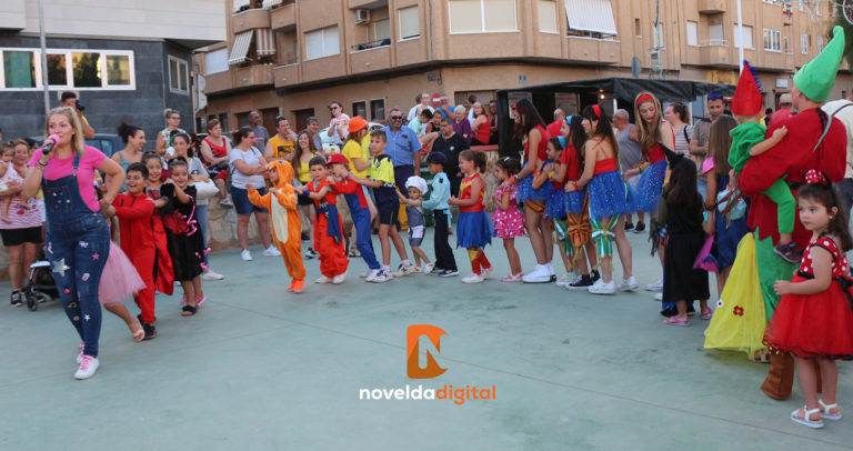 Fiesta de disfraces infantiles en el barrio La Vereda