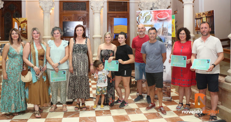 El establecimiento El Escaparate gana el primer concurso de escaparates Novelda en Festes