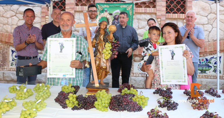Las uvas de Antonio Pastor y Ernesto Abad engalanarán a la Santa en su bajada a Novelda