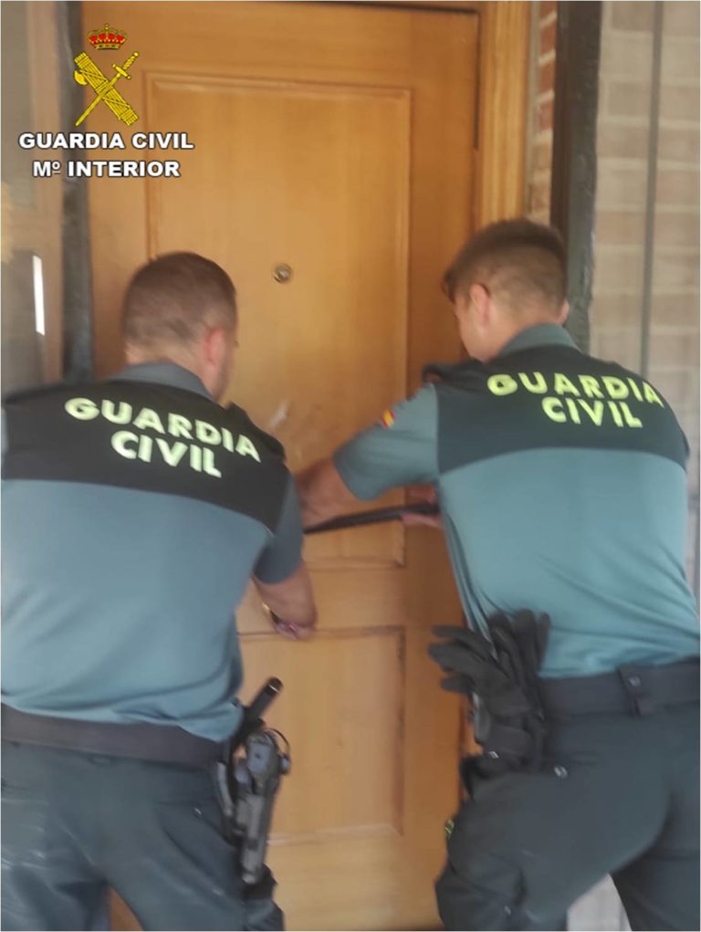 La Guardia Civil auxilia en Aspe a un hombre que perdió la consciencia estando solo en su casa