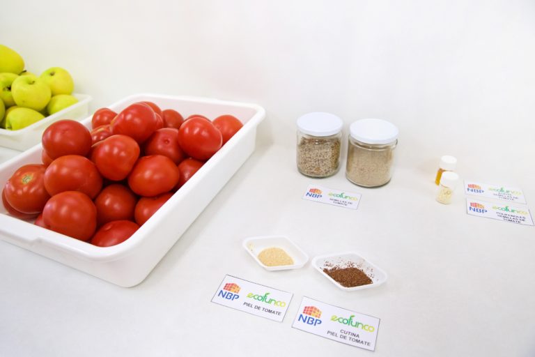 Semillas y piel de tomate, sandía y manzana se convierten en envases y productos sostenibles