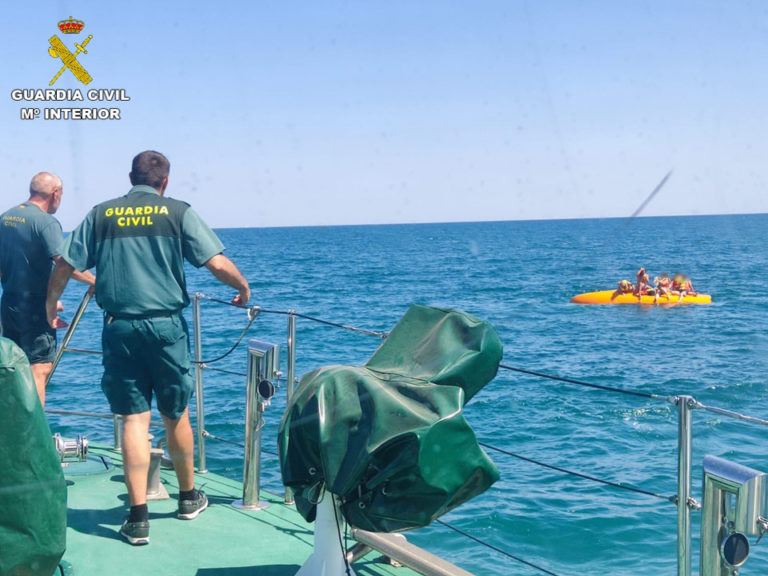 La Guardia Civil rescata en el mar a una familia a la deriva tras naufragar su embarcación en Santa Pola