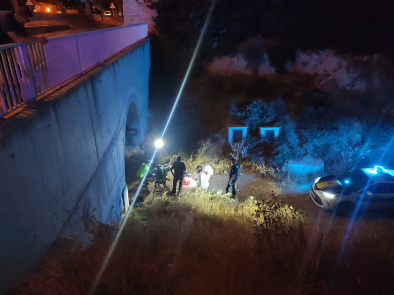 La Policía Local de Novelda acude al rescate de un varón herido en un barranco de la carretera de Aspe
