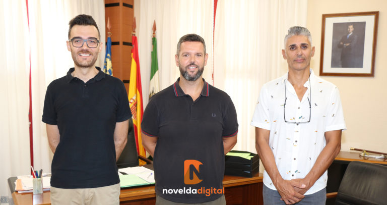 El alcalde de Novelda recibe a un representante noveldense del proyecto educativo MIAC