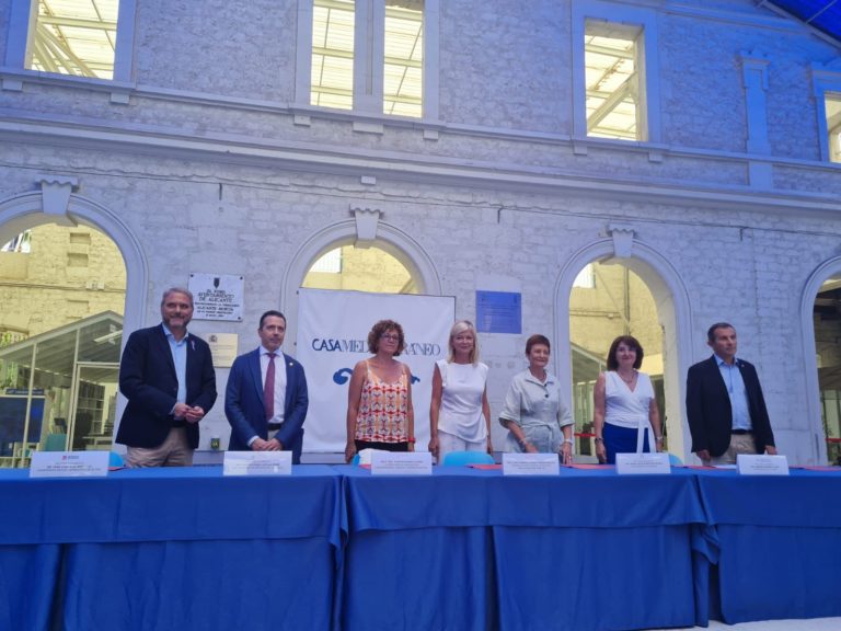 Las universidades públicas valencianas firman un convenio con la Generalitat para la movilidad laboral de las víctimas de violencia de género