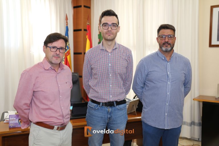El alcalde de Novelda recibe a Rafael Segura Durá, nuevo presidente de la Junta Central de Moros y Cristianos de Novelda