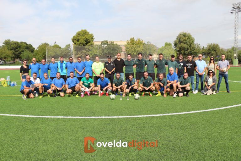 Policía Local y Guardia Civil realizan un partido de fútbol amistoso en el Polideportivo Municipal
