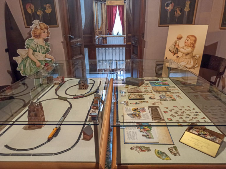 Fundación Mediterráneo se suma a Novelda Modernista con una exposición sobre juguetes y carteles, visitas guiadas y más actividades en la Casa Museo Modernista