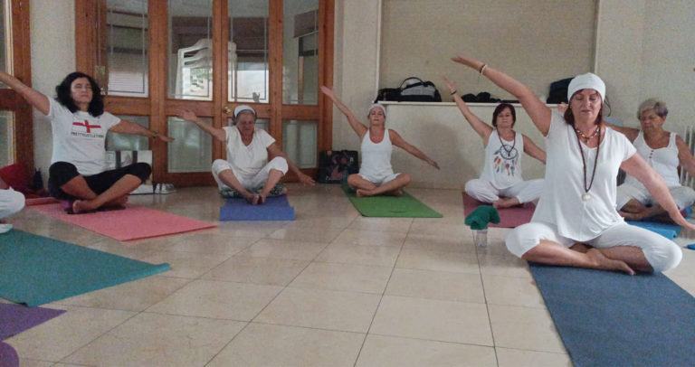 La Asociación de Fibromialgia de Novelda realiza talleres de yoga kundalini y terapéutico