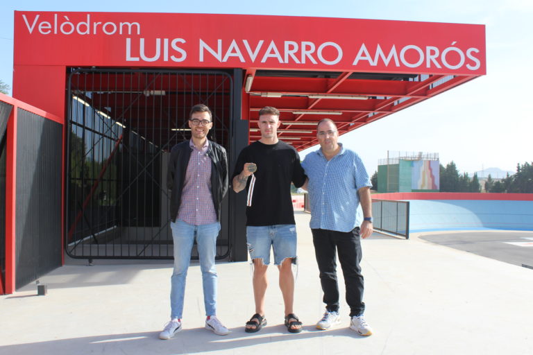 El ciclista Martínez Chorro visita el Velódromo Luis Navarro tras conseguir el bronce en los Campeonatos del Mundo en Francia