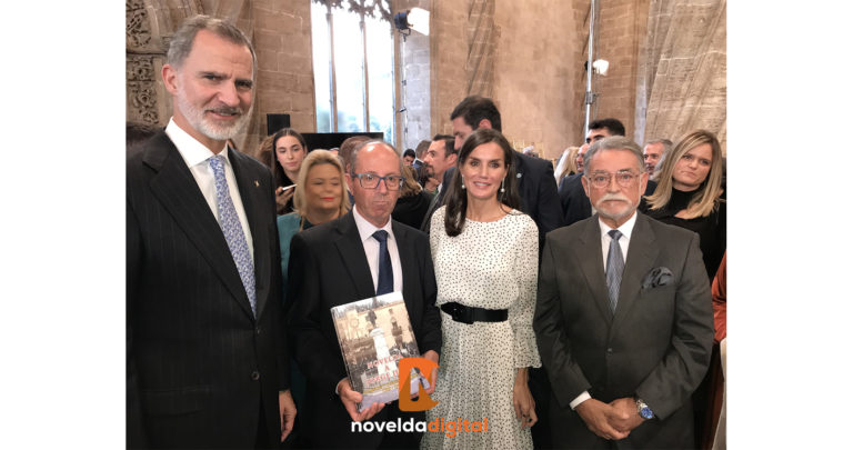 Los Reyes reciben un libro sobre Jorge Juan y la invitación a presidir los actos del 250 aniversario de su muerte