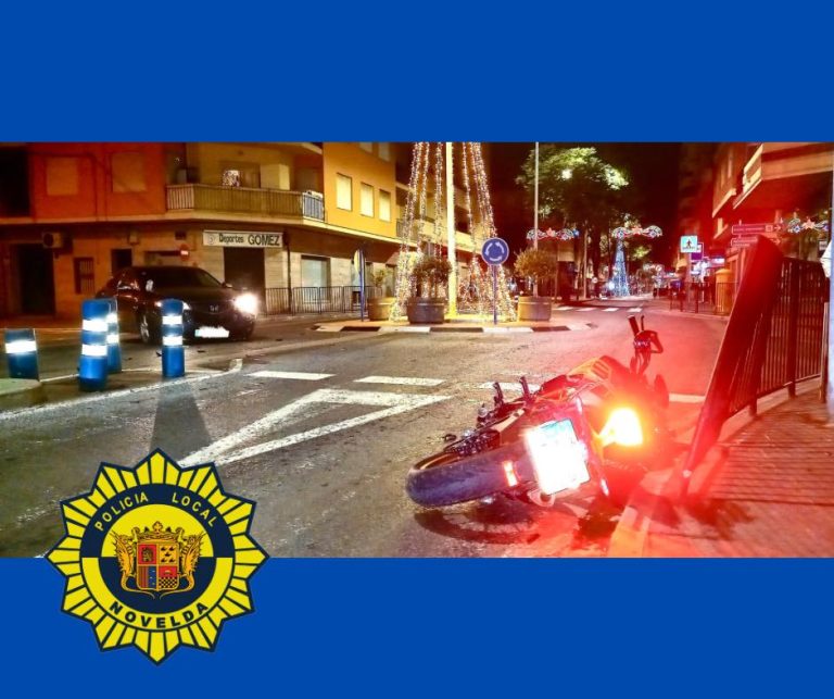 Accidente en la Avenida de la Constitución de Novelda entre un turismo y una motocicleta