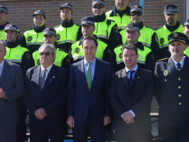 El alcalde de Novelda, José Rafael Sáez, y el conseller de Justicia, Interior y Administraciones Públicas, Miguel Peralta, inauguran las nuevas instalaciones de la Policía Local