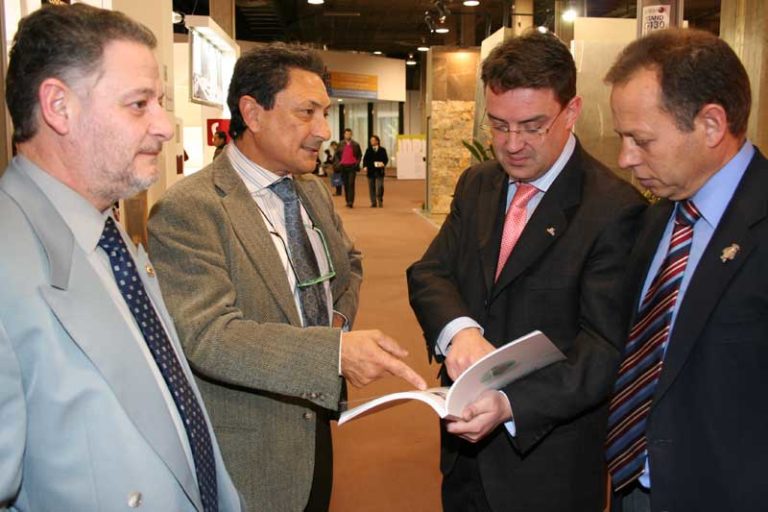 El alcalde de Novelda, José Rafael Sáez, asegura que la presencia del sector del mármol noveldense en CEVISAMA supone una acción promocional “que repercute en las ventas y las exportaciones”