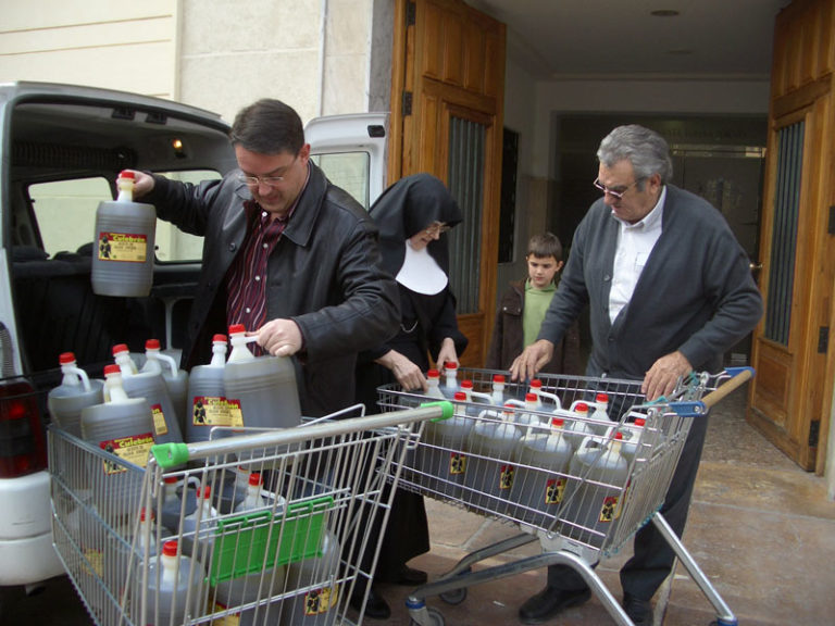 El Ayuntamiento de Novelda entrega 260 litros de aceite de oliva a la residencia de ancianos y a la congregación religiosa del castillo