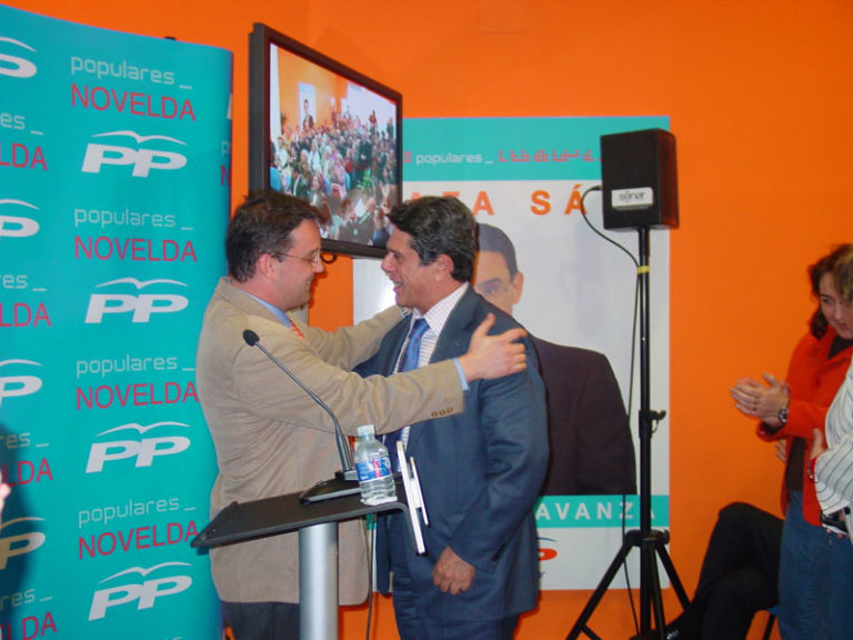 Federico Trillo visita Novelda en la inauguración de la sede electoral del PP