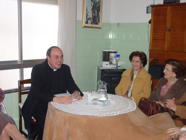 El ex vicario de San Pedro visita a las antiguas alumnas de las Carmelitas