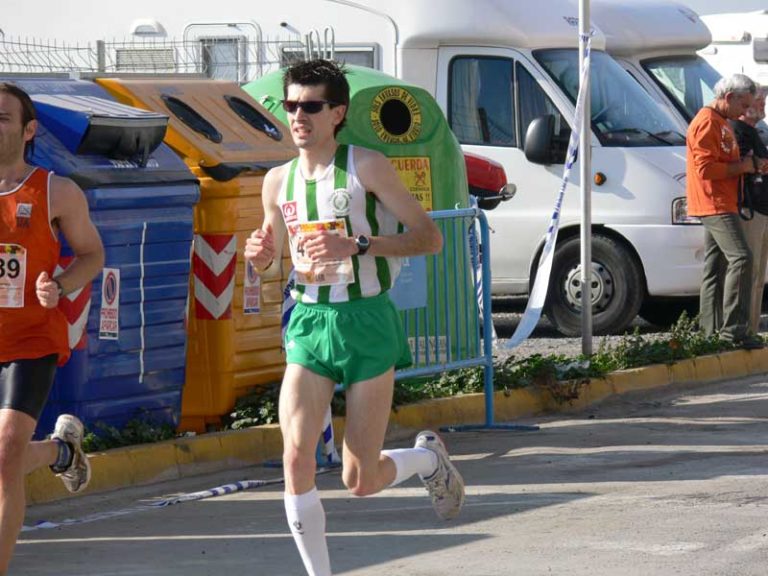 Atletismo: Miguel Angel Martínez, subcampeón interuniveristario y medalla de bronce