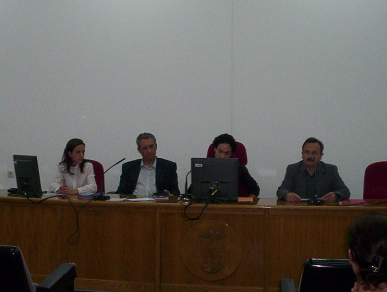 Filo Martínez (PP) y Mariano Beltrá (PSOE) intervienen en una mesa redonda en la Universidad de Alicante