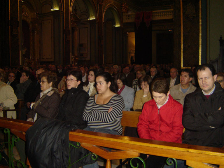 Besapiés en la parroquia de San Pedro apóstol