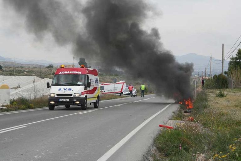 Vehículo calcinado en la carretera Novelda – La Romana