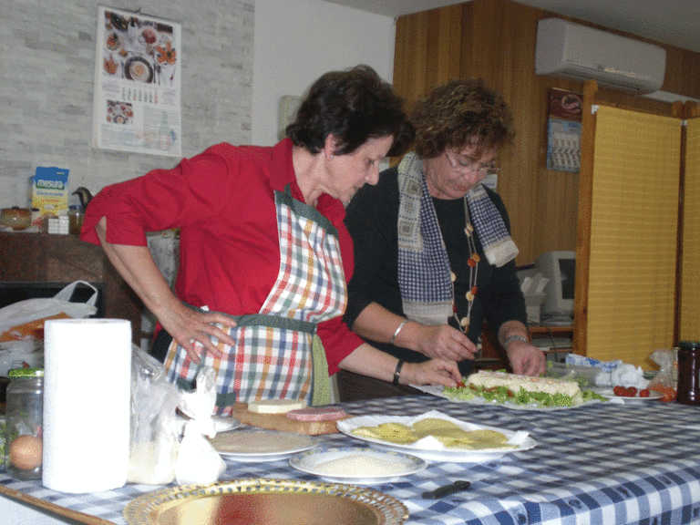 La Asociación de Amas de Casa cocina recetas para la Feria de la Salud